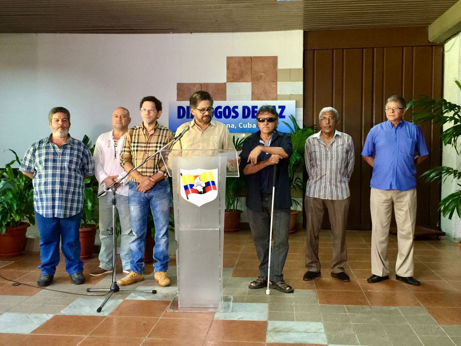 Iván Márquez leyendo una comunicación de la delegación de las Farc en el Palacio de las Convenciones de La Habana, Cuba.