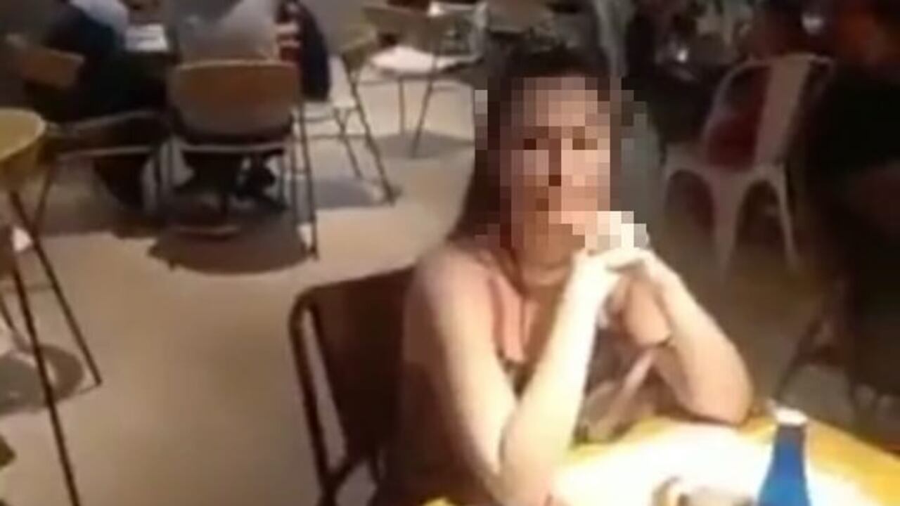 Una mujer, al parecer, no le quiso pagar la carrera a un taxista en Medellín.