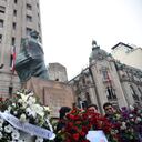 Una estatua del ex presidente chileno Salvador Allende se ve fuera del Palacio Presidencial de La Moneda antes de una ceremonia para conmemorar el 50th aniversario de la dictadura chilena en Santiago, el 11 de septiembre de 2023.