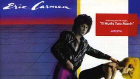 Tonight you're mine (Esta noche eres mía), de Eric Carmen (1949). La carátula del álbum de 1980 de Carmen reúne lo peor de las portadas de finales de los 70. La combinación de colores es lo menos desagradable del montaje en que Carmen -chaqueta de cuero, pantalones fucsia, tacones- mira al frente mientras toma con su mano a una rubia (sin rostro) que parece someterse. Las sutilezas a otra parte, acá hay un macho.