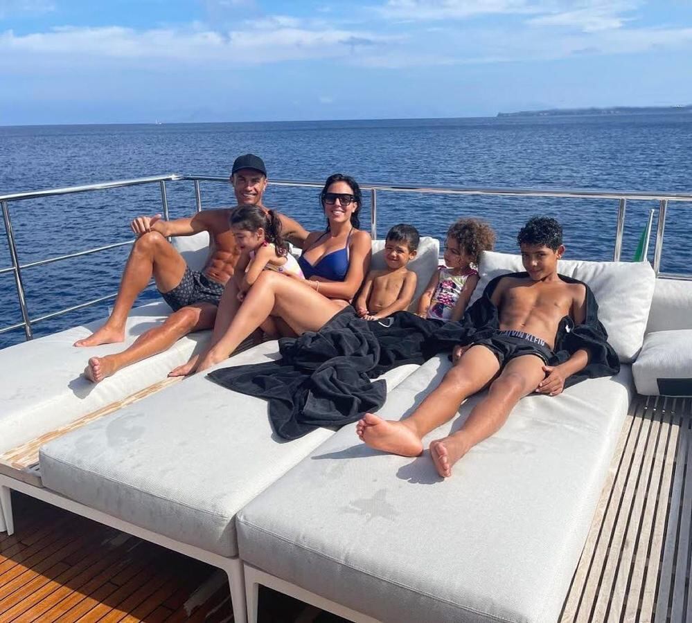 Cristiano Ronaldo ha presumido el yate en que vacaciona constantemente con su familia. Foto: Instagram @georginagio