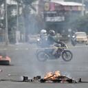 CALI, COLOMBIA - 28 DE MAYO: Quema de neumáticos en el bloqueo del sector La Luna durante una protesta contra el gobierno de Iván Duque el 28 de mayo de 2021 en Cali, Colombia. Las protestas contra la administración de Iván Duque no se han detenido desde que estalló el 28 de abril contra un proyecto de ley de reforma tributaria que luego fue retirado. Las demandas convirtieron su enfoque en una expresión generalizada de ira por la pobreza, la desigualdad, la mala gestión pandémica y la brutalidad policial. El gobierno nacional y el comité de huelga continúan negociando para encontrar una solución a la crisis. (Foto de Gabriel Aponte / Getty Images)