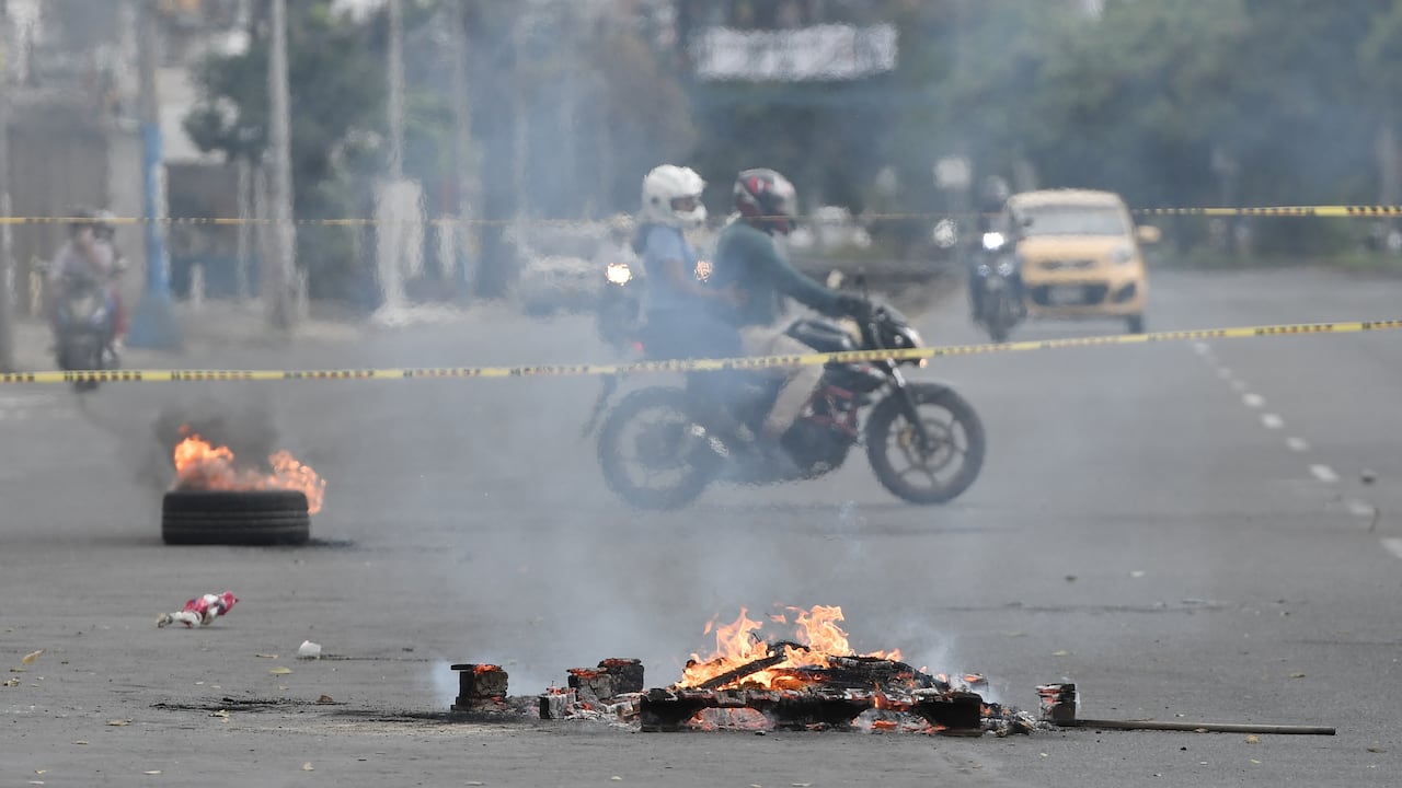 CALI, COLOMBIA - 28 DE MAYO: Quema de neumáticos en el bloqueo del sector La Luna durante una protesta contra el gobierno de Iván Duque el 28 de mayo de 2021 en Cali, Colombia. Las protestas contra la administración de Iván Duque no se han detenido desde que estalló el 28 de abril contra un proyecto de ley de reforma tributaria que luego fue retirado. Las demandas convirtieron su enfoque en una expresión generalizada de ira por la pobreza, la desigualdad, la mala gestión pandémica y la brutalidad policial. El gobierno nacional y el comité de huelga continúan negociando para encontrar una solución a la crisis. (Foto de Gabriel Aponte / Getty Images)