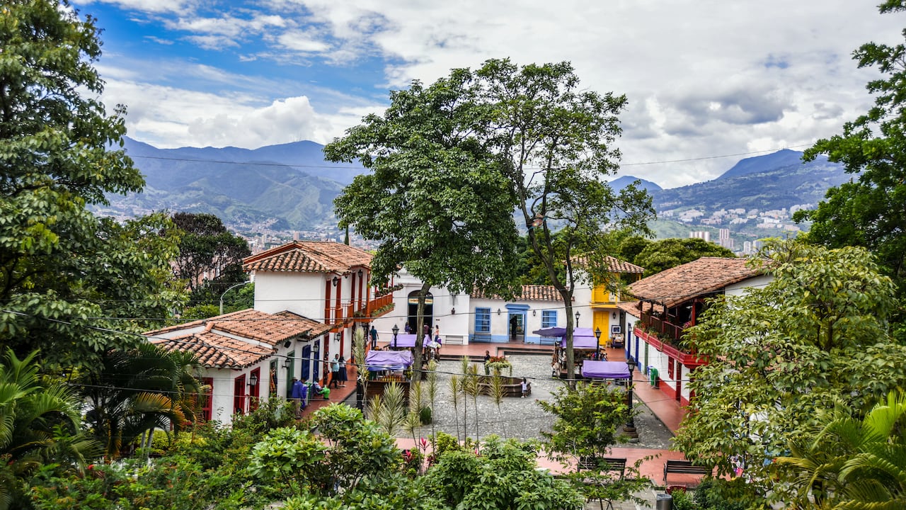 El Pueblito Paisa es uno de los principales sitios de interés muy cerca de Medellín.