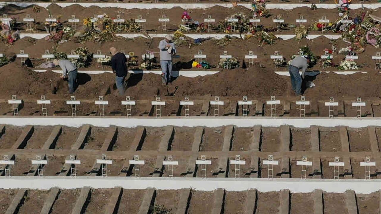 Los sepultureros excavan hace un mes unas 2.000 tumbas individuales en tres patios del gigantesco recinto municipal, ubicado en la comuna de Recoleta, en el norte de Santiago.