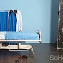 EL CUARTO DE HOSPITAL: Jo Broughton vivió, a escondidas de sus colegas, en un estudio destinado a tomar fotos y grabar videos pornográficos hasta que cumplió 21 años. Este fue el primer set que le tocó limpiar. La puesta en escena era de mujeres vestidas como enfermeras que experimentaban con utensilios médicos.