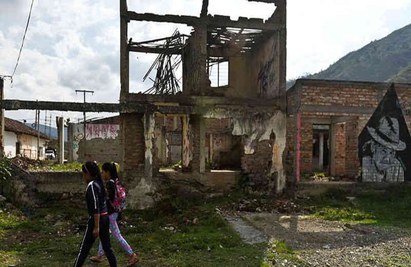 El proyecto, que usa los muros como acción política, nace cuando comenzó el proceso de desmovilización de los paramilitares y las guerrillas hacían secuestros masivos. Grafiti en Toribío.