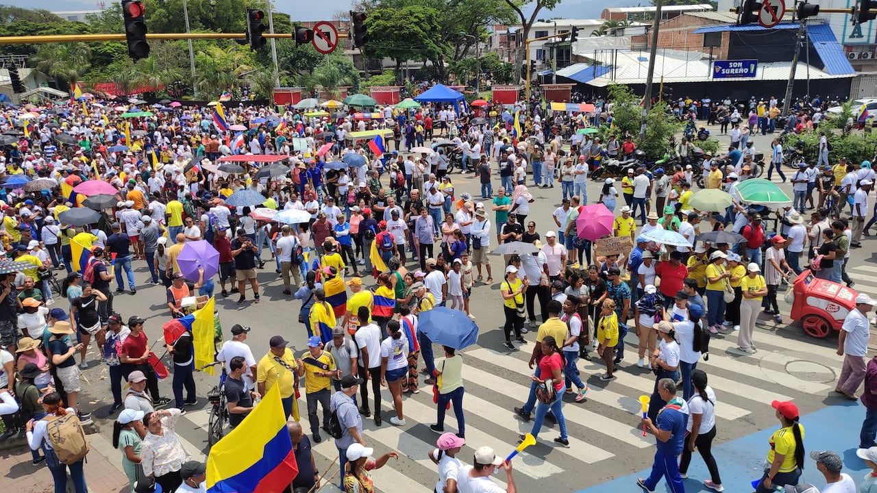 Trabajadores y familias participan en la marcha del 1 de mayo, una jornada de conmemoración y actividades culturales en Cali.