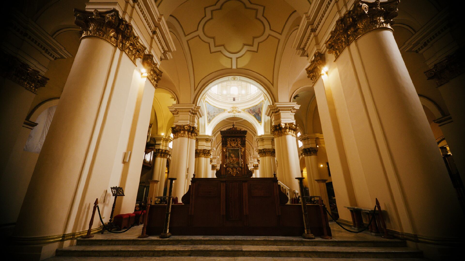 Catedral Primada de Bogotá - Es la primera iglesia que se levantó en Bogotá en 1539 por orden de Gonzalo Jiménez de Quezada. Está conformada por 12 capillas en su interior; una de ellas, guarda los restos de Antonio Nariño, Gregorio Vásquez de Arce y Ceballos y Jiménez de Quesada.
