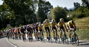 Los ecologistas cuestionan la gran cantidad de basuras que son arrojadas por los ciclistas y la caravana publicitaria. Foto: MARCO BERTORELLO / AFP.