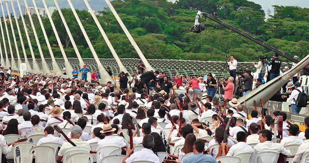Hace poco se rompió un Récord Guinness: 650 tiplistas se dieron cita en el Viaducto Provincial de Bucaramanga para rasgar sus cuerdas al unísono.