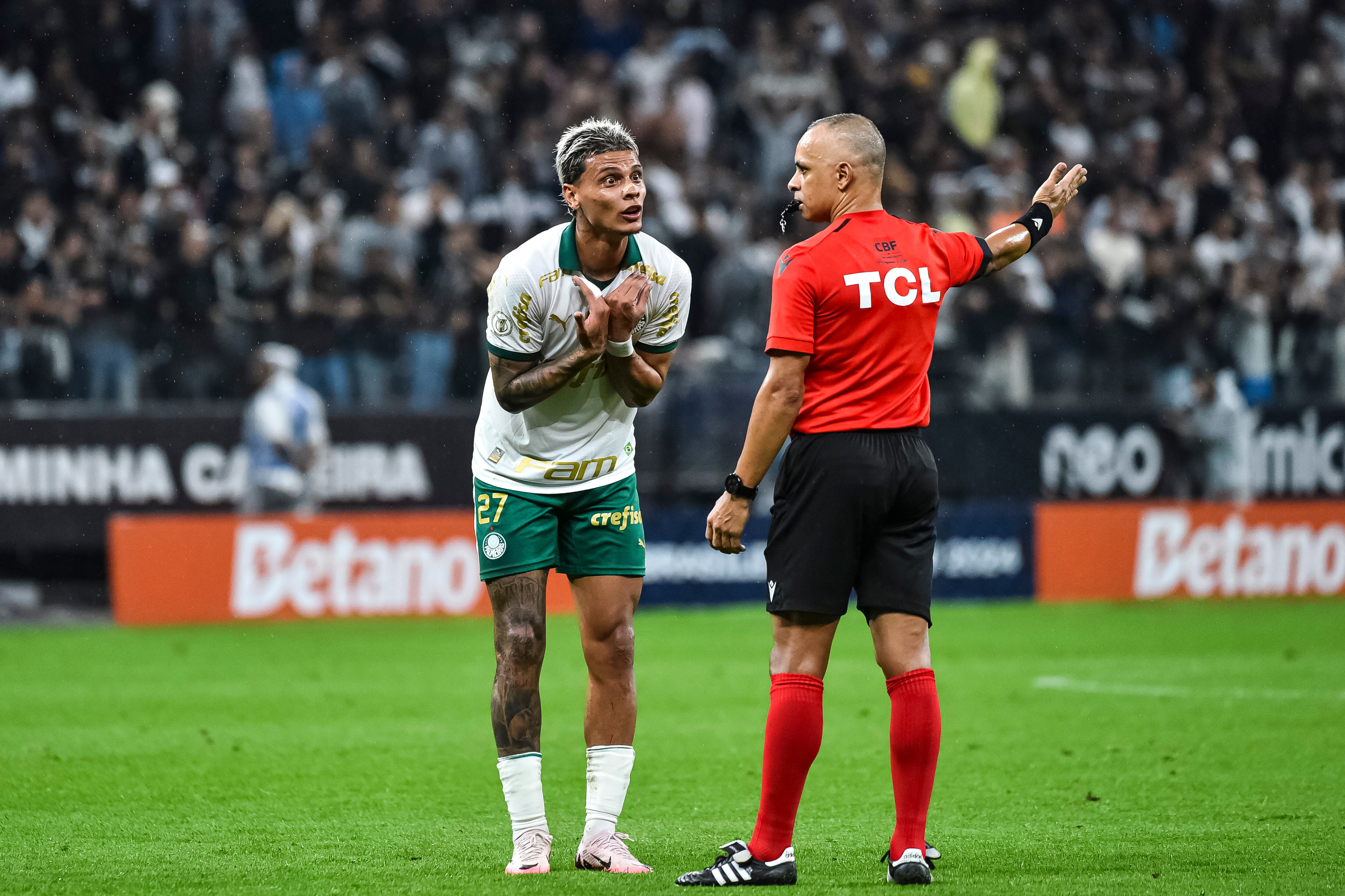SAO PAULO, BRAZIL - NOVEMBER 4: Referee Wilton Pereira Sampaio (R) talks to Richard Rios of Palmeiras (L) during the Brasileirao 2024 match between Corinthians and Palmeiras at Neo Quimica Arena on November 4, 2024 in Sao Paulo, Brazil. (Photo by Roberto Casimiro/Eurasia Sport Images/Getty Images)