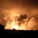 En la imagen, explosiones causadas por ataques aéreos israelíes sobre el norte de la Franja de Gaza, el 27 de octubre de 2023. (AP Foto/Abed Khaled)