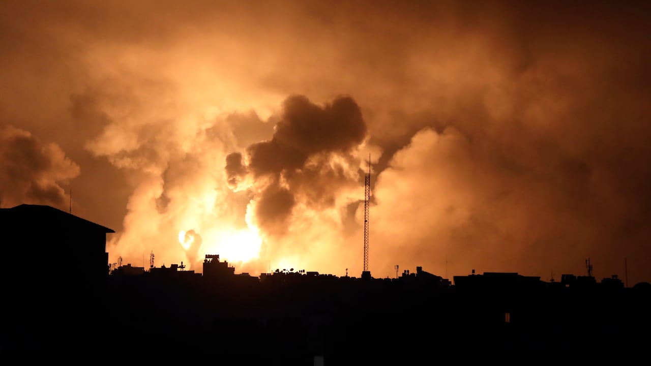 En la imagen, explosiones causadas por ataques aéreos israelíes sobre el norte de la Franja de Gaza, el 27 de octubre de 2023. (AP Foto/Abed Khaled)