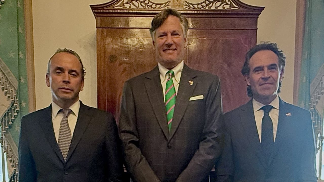 El subsecretario de Estados Unidos, Christopher Landau, junto a los alcaldes de Cali y Medellín, Alejandro Eder y Federico Gutiérrez.