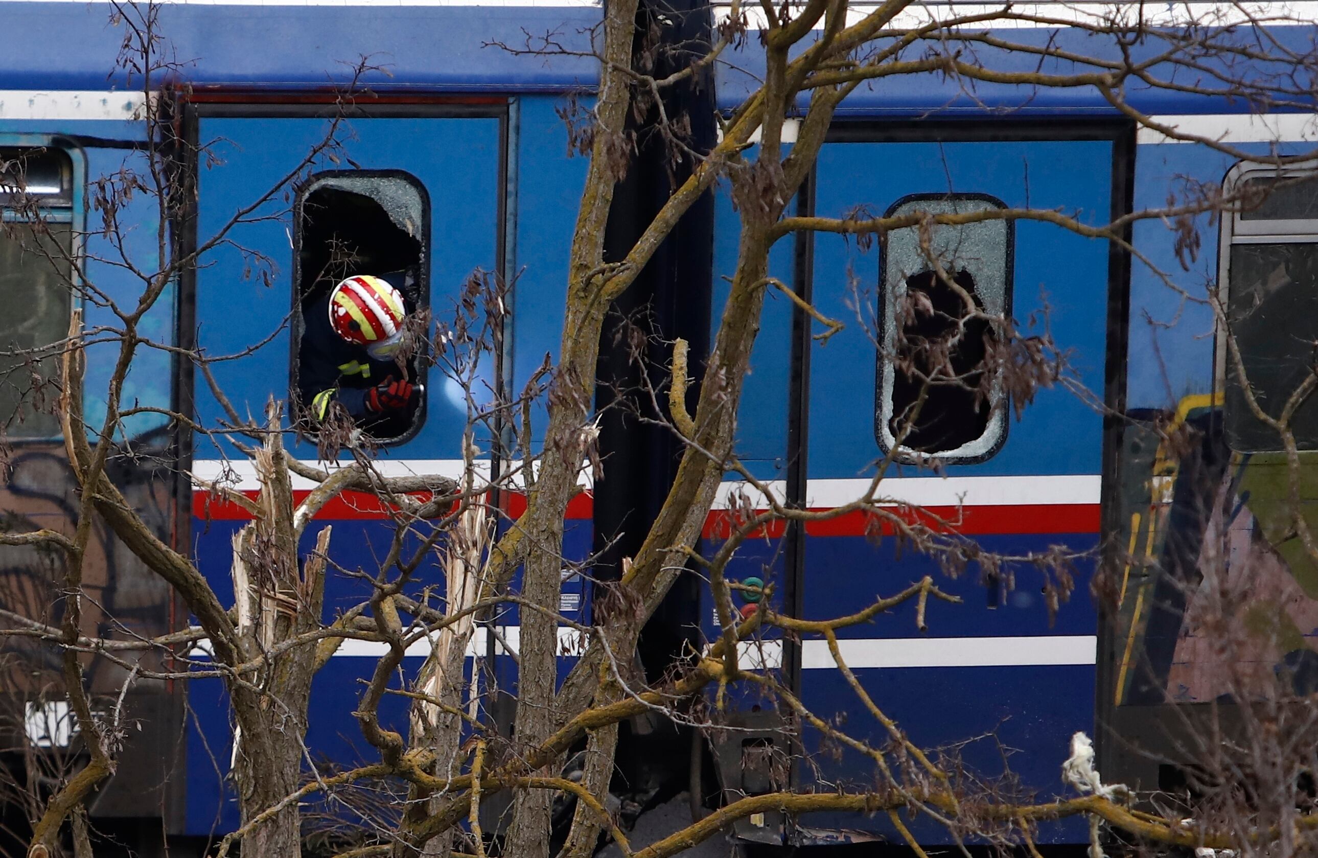 En imágenes  choque mortal de trenes en Grecia.