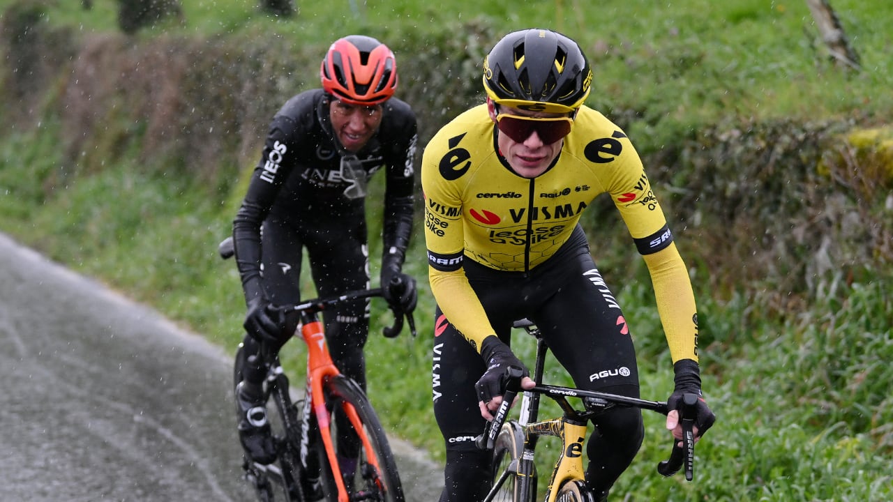 Egan Bernal en un mano a mano con Jonas Vingegaard
