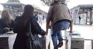 Los colados pagarán una multa de $196.724 y participar de manera inmediata en un programa comunitario o actividad pedagógica de convivencia hasta por 6 horas