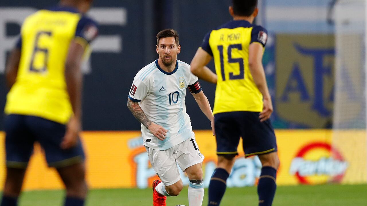 El argentino Lionel Messi controla el balón durante un partido de fútbol de clasificación contra Ecuador para la Copa Mundial de la FIFA Qatar 2022 en el estadio Bombonera en Buenos Aires, Argentina, el jueves 8 de octubre de 2020. Foto AP / Agustín Marcarian.