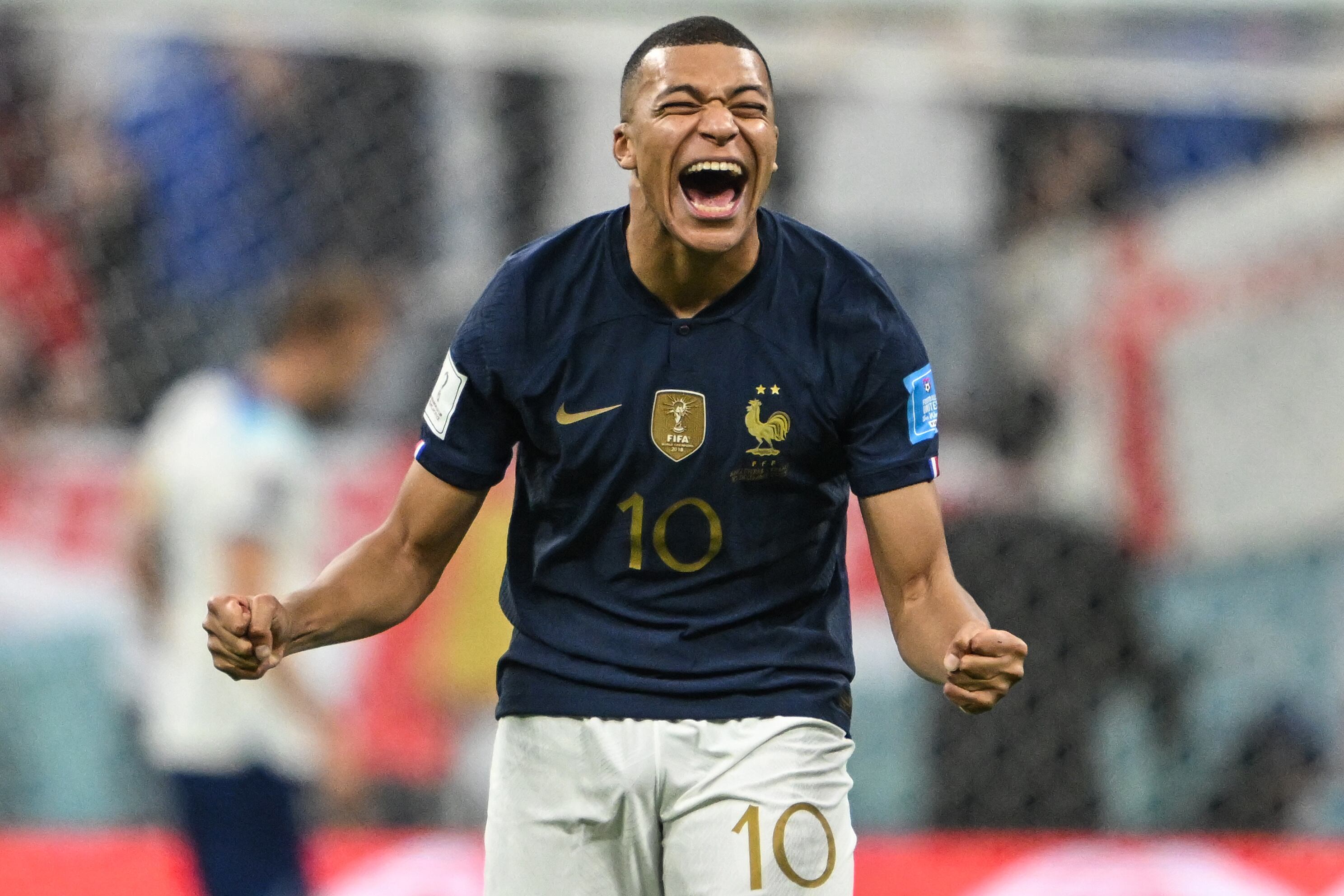Kylian Mbappe de Francia se ríe después de fallar el tiro penal de Harry Kane de Inglaterra.