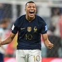 Kylian Mbappe de Francia se ríe después de fallar el tiro penal de Harry Kane de Inglaterra.
