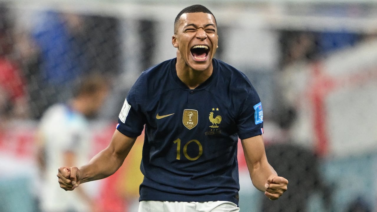 Kylian Mbappe de Francia se ríe después de fallar el tiro penal de Harry Kane de Inglaterra.