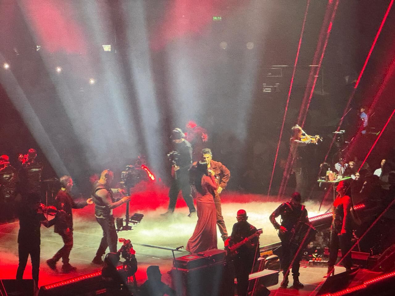 La pareja interpretó 'Vienes o voy' y recibió miles de aplausos.