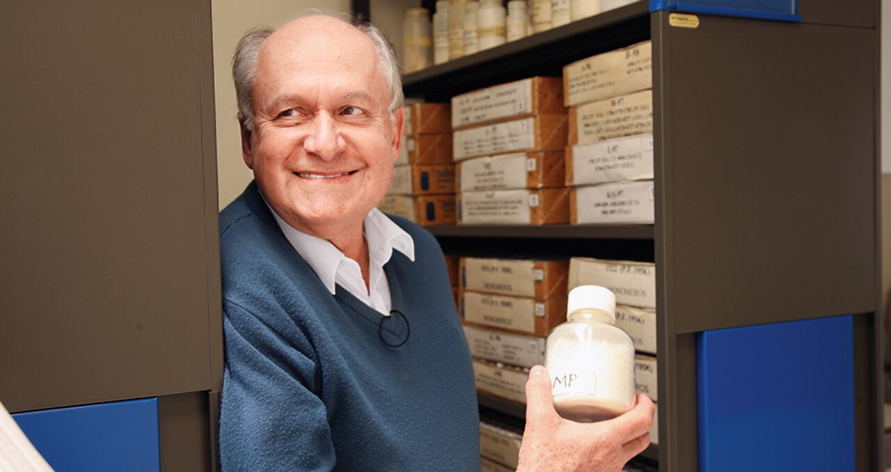 Se graduó en medicina y cirugía de la Universidad Nacional. Luego se especializó en virología e inmunología en Estados Unidos. Regresó al país y creó la Fundación Instituto de Inmunología de Colombia.