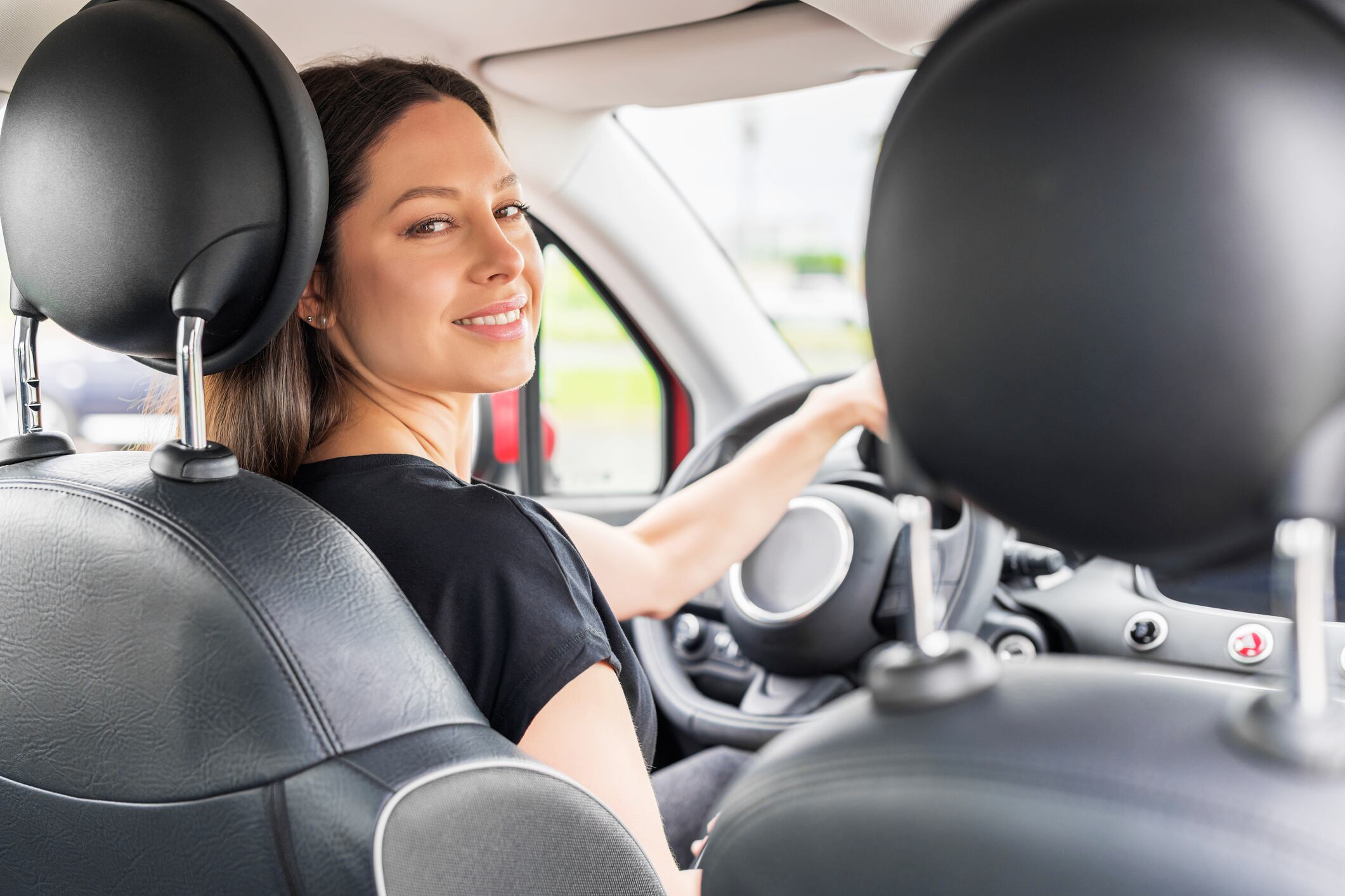 El uso adecuado del freno de mano puede ayudar a maniobrar mejor mientras se da reversa