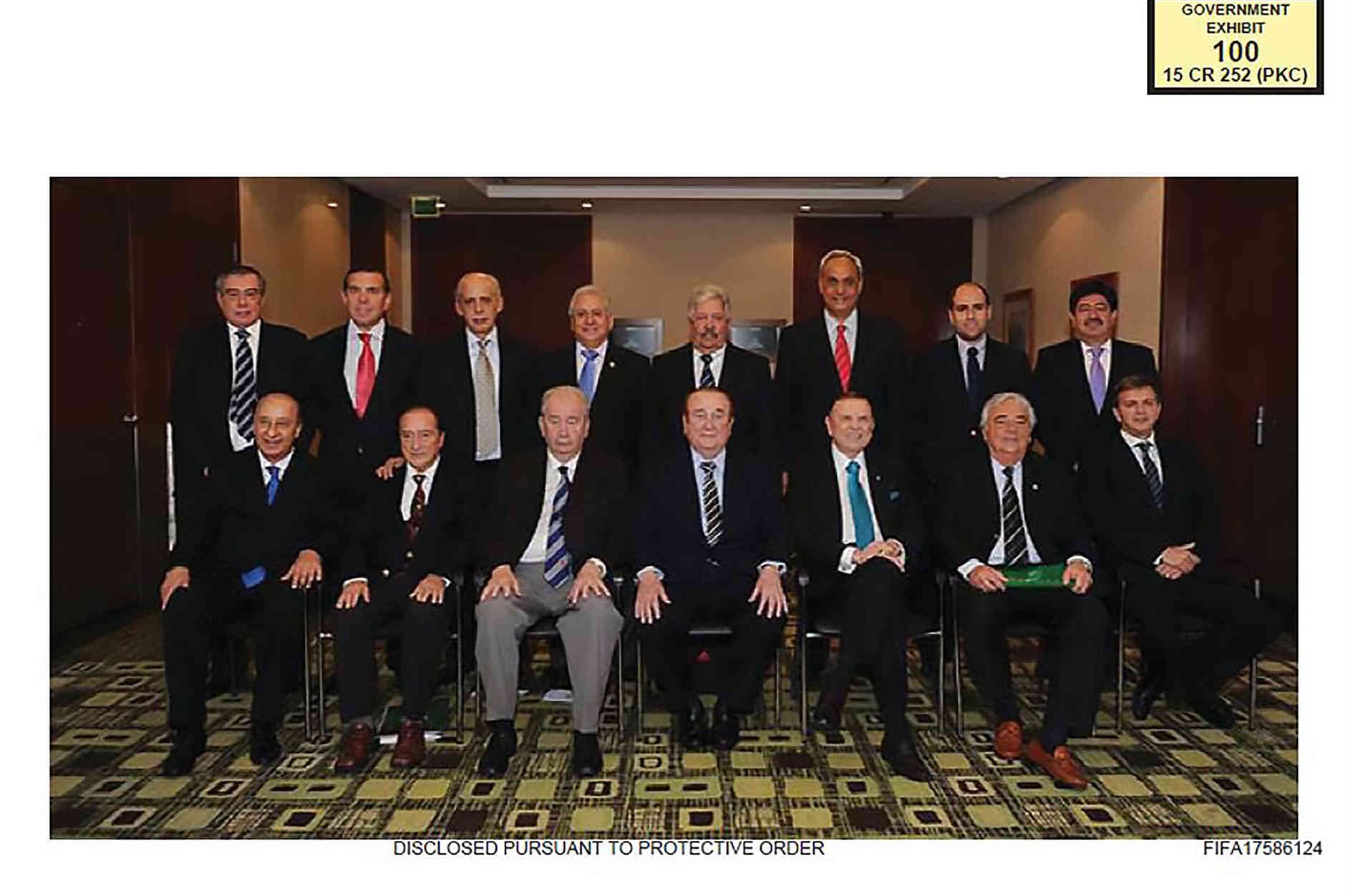 Una imagen que entregó la Fiscalía estadounidense en medio del juicio por el escándalo de corrupción de la FIFA muestra cuánto dinero obtuvieron los dirigentes del fútbol sudamericano. 