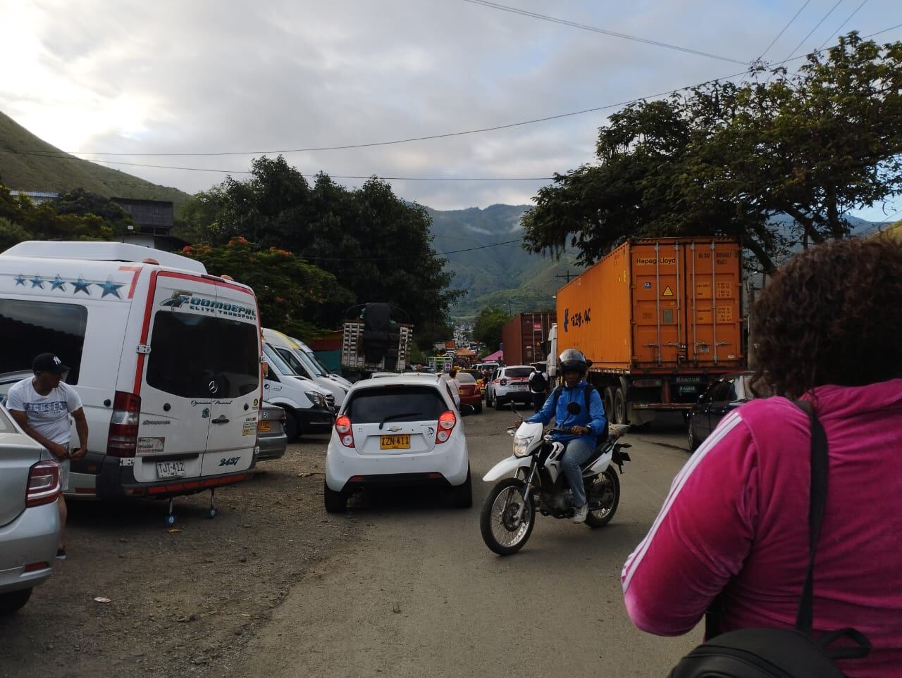 Le hacen fuerte llamado al Gobierno para atender situación en la vía Buga-Buenaventura, bloqueada a la altura de Loboguerrero.