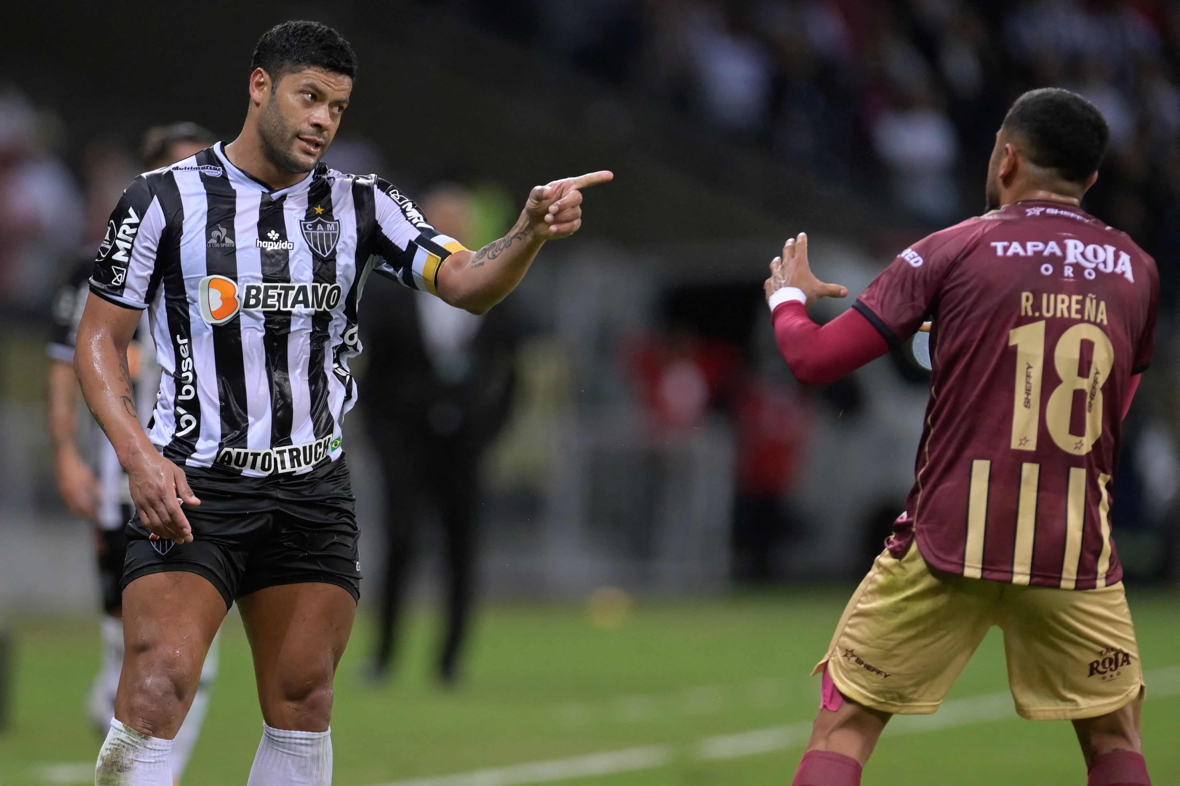 Rodrigo Ureña con Deportes Tolima frente a frente con Hulk.