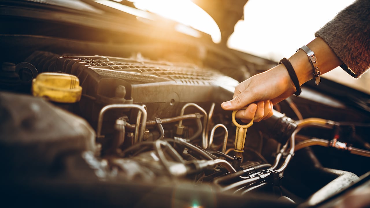 El aceite es uno de los fluidos esenciales para el funcionamiento óptimo de un carro.