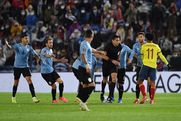 Jesús Valenzuela dirigiendo un Uruguay - Colombia.