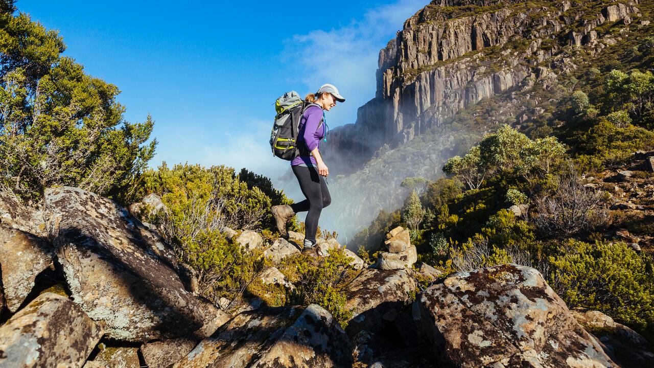Hay maneras prácticas de secar la ropa cuando se practica turismo de aventura o senderismo.