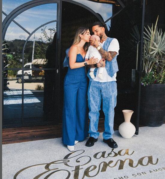 Maluma, su esposa Susana y su hija París en la inauguración del restaurante Casa Eterna, en Medellín.
