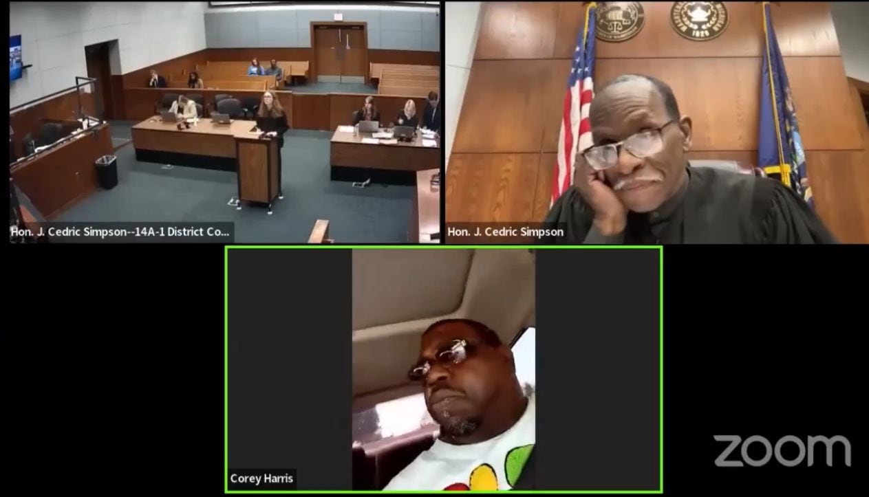 El juez se muestra indignado por la situación mientras el indiciado parquea su vehículo