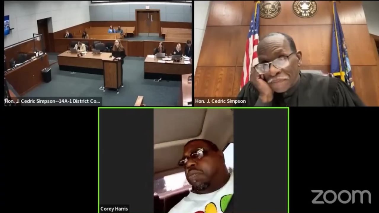 El juez se muestra indignado por la situación mientras el indiciado parquea su vehículo