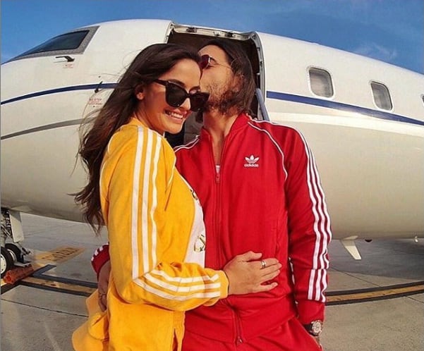El cantante Maluma, junto a la modelo cubanocroata Natalia Barulich.