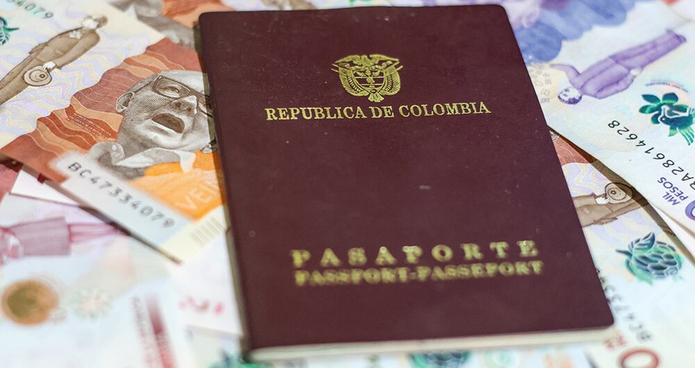 El material audiovisual en poder de esta revista revela cómo se mueve el negocio a plena luz del día, en la calle y ante la mirada impotente de los usuarios que no han logrado conseguir una cita para sacar el documento.