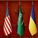La bandera de Arabia Saudita se ve en el centro entre las banderas de Estados Unidos y Ucrania antes de las conversaciones organizadas en Yeda.
