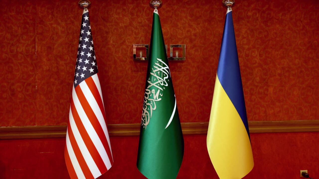 La bandera de Arabia Saudita se ve en el centro entre las banderas de Estados Unidos y Ucrania antes de las conversaciones organizadas en Yeda.