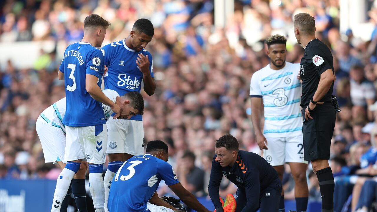 El defensor sufrió una nueva lesión en el primer juego de la temporada.