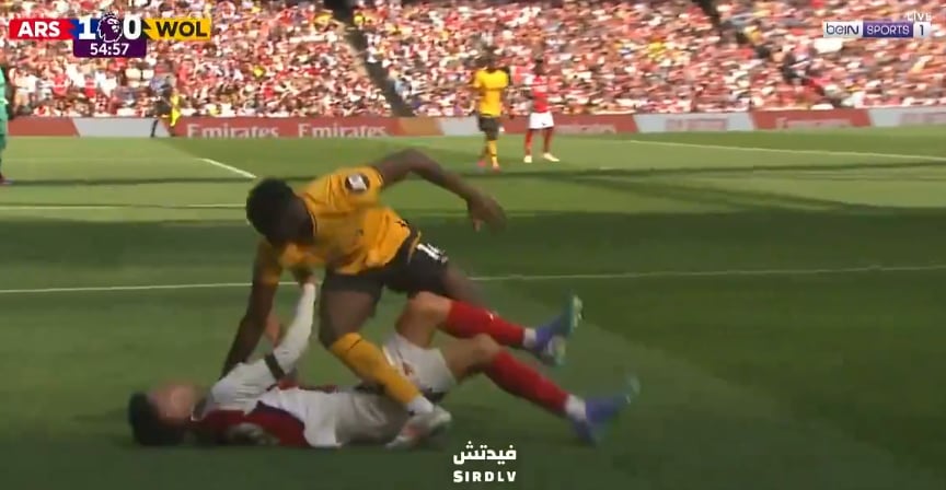 Yerson Mosquera protagonizó dos acciones polémicas en el partido contra el Arsenal.