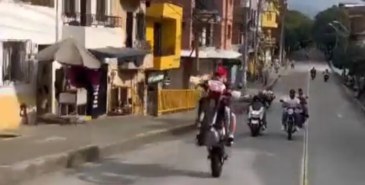 Piques por las calles de Manrique en Medellín.