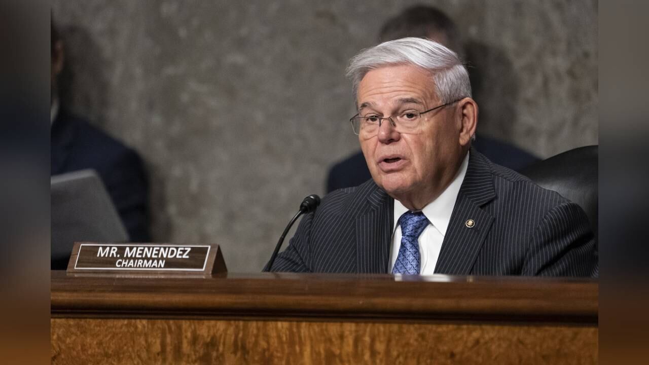 El senador Bob Menéndez señaló que el proyecto busca fortalecer la asociación "en temas de seguridad internacional y defensa, así como en derechos humanos y laborales" entre EE. UU. y Colombia. Foto: Alex Brandon-Pool/Getty Images.