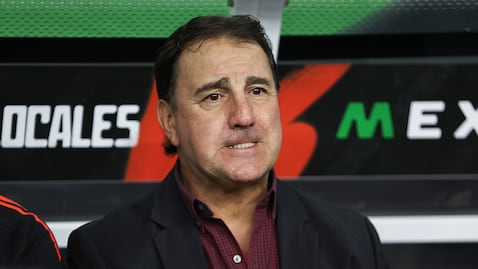 ARLINGTON, TEXAS - OCTOBER 11: Head coach of Colombia Nestor Lorenzo looks on during an international friendly match between Mexico and Colombia at AT&T Stadium on October 11, 2025 in Arlington, Texas. (Photo by Omar Vega/Getty Images)