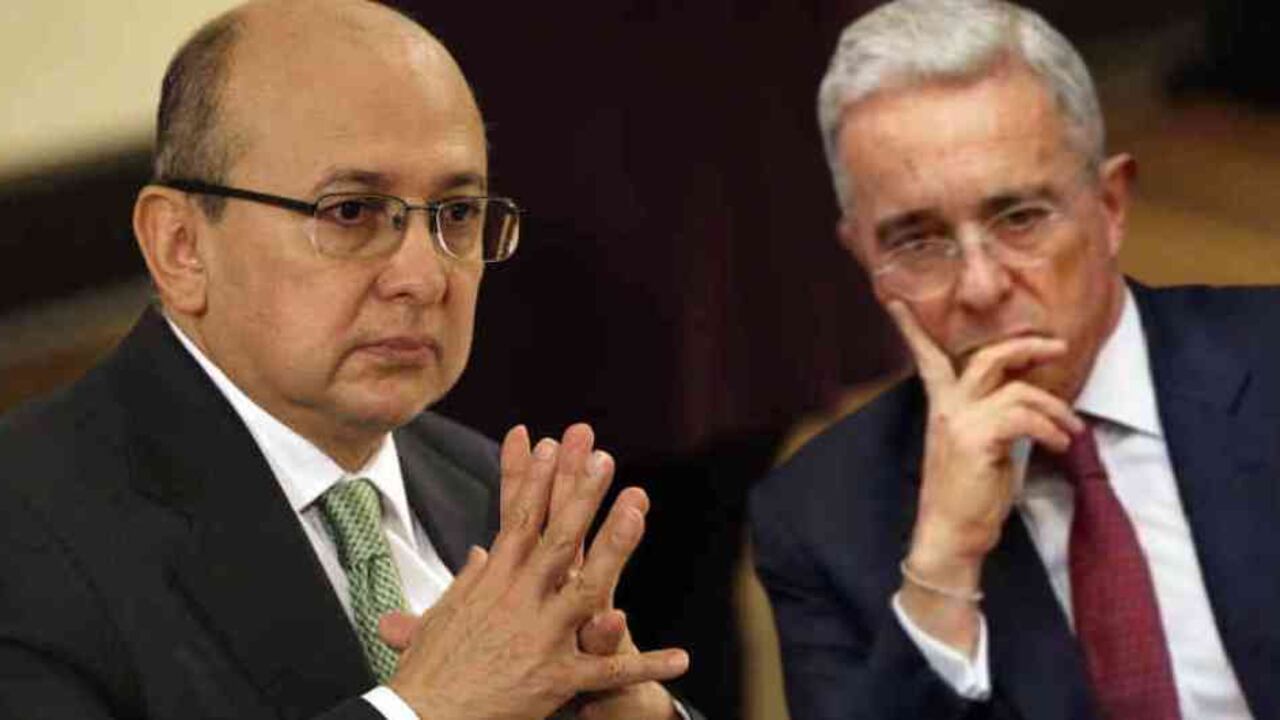 Exfiscal Montealegre denuncia a Álvaro Uribe por delitos de lesa humanidad