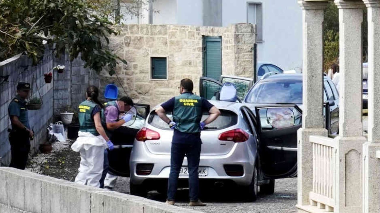 La Guardia Civil recoge evidencia en la escena del crimen en Valga. Foto: Getty Images/BBC