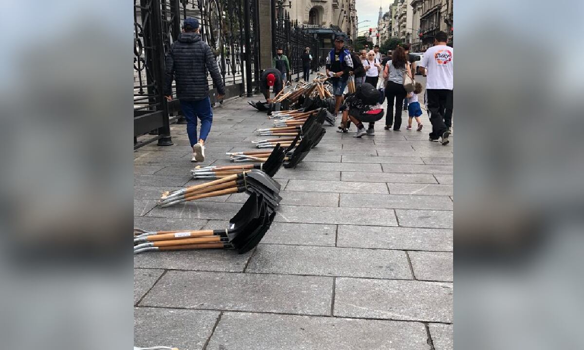 El acto de protesta despertó la curiosidad en los transeúntes de la zona debido a su mensaje contundente.
